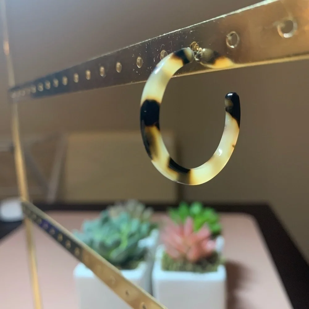 SALE💚 any 3 for $18 💚 Small 3cm Acrylic Tortoise Hoops Earrings - Picture 3 of 4